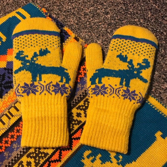 🎀💰SOLD💰🎀Winter scarf, hat and mitten set. - Picture 2 of 4